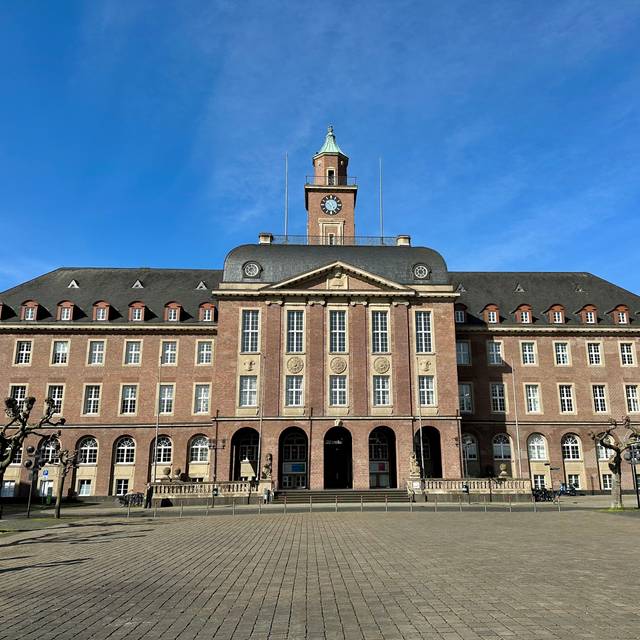 Das Herner Rathaus an einem Frühlingstag.