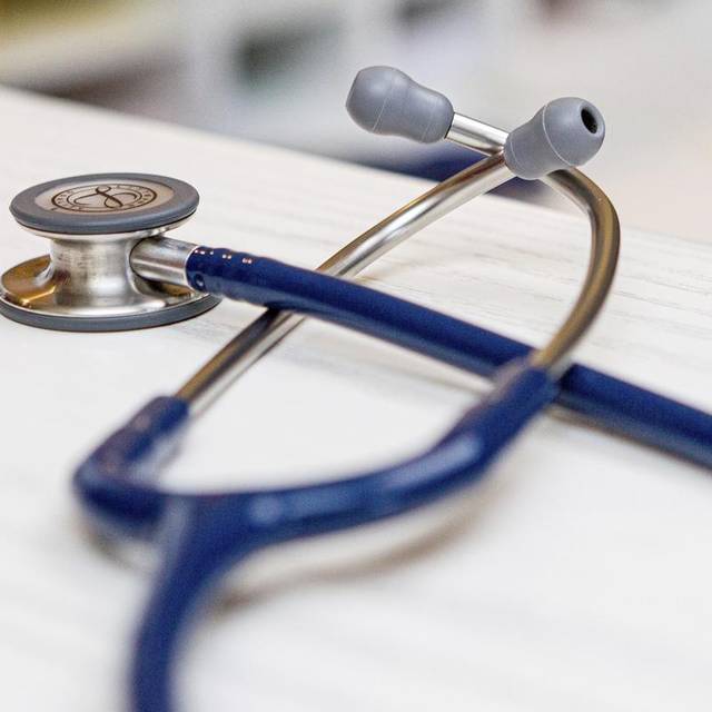 Ein Stethoskop liegt auf dem Tisch. | Foto: Karl Banski / FUNKE Foto Services