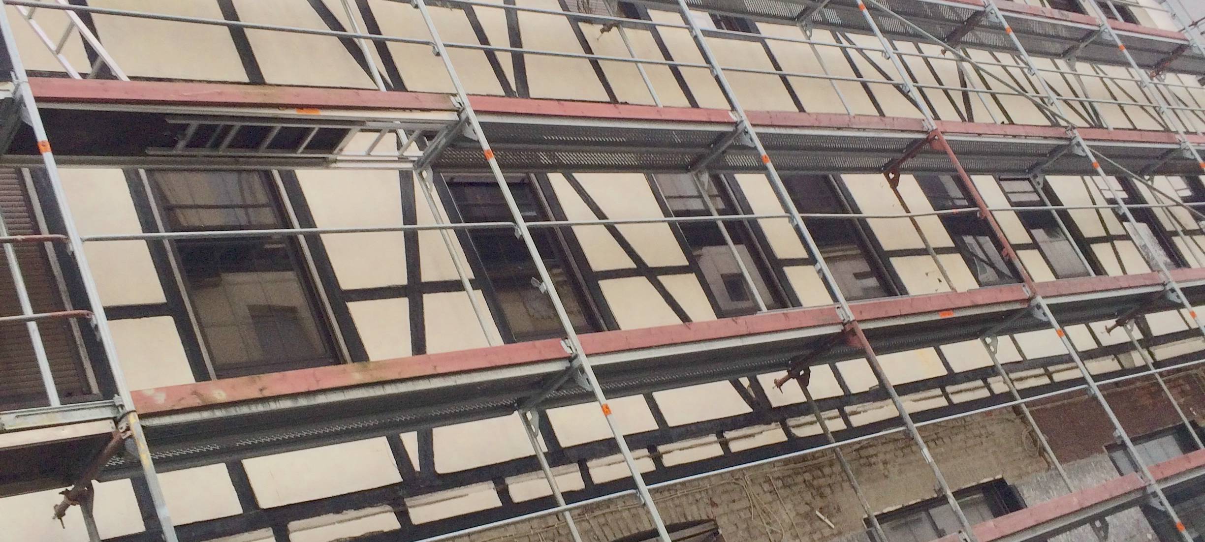 Das Gebäude der früheren Alt-Herner Bier- und Kaffeestuben in der Kirchhofstraße ist eingerüstet.