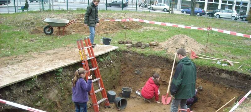 Schüler mehrerer Herner Grundschulen und des Haranni-Gymnasiums graben am Archäologie-Museum.
