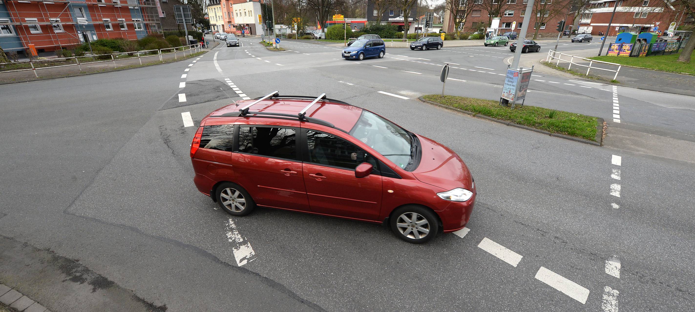 Das Foto vom Freitag, 17.03.2017 zeigt den Kreuzungsbereich Dorneburger Straße / Bielefelder Straße / Holsterhauser Straße. Hier soll ein Kreisverkehr eingerichtet werden.