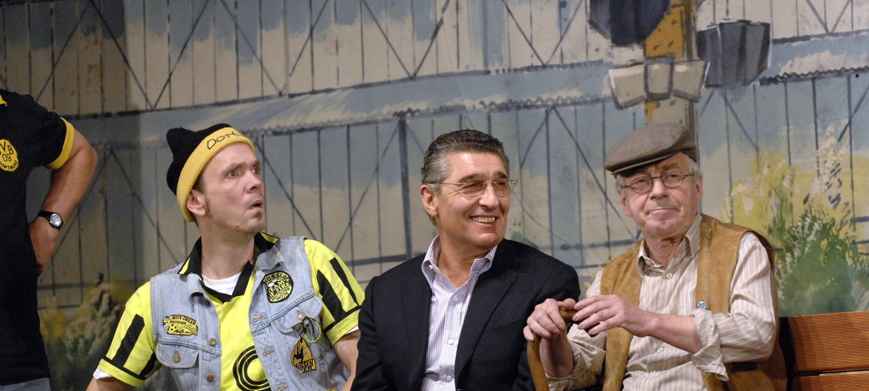 Auf der Bank des Mondpalastes: Die Schauspieler Markus Beutner-Schirp (links) und Axel Walther (rechts) nehmen Rudi Assauer in die Mitte.
