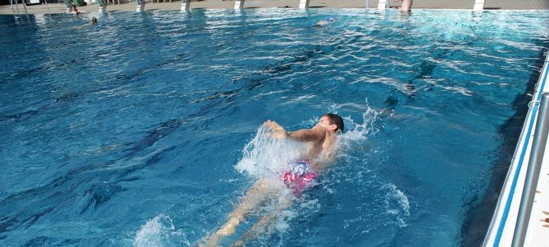 Im Freibad werden wieder kräftig Bahnen gezogen.