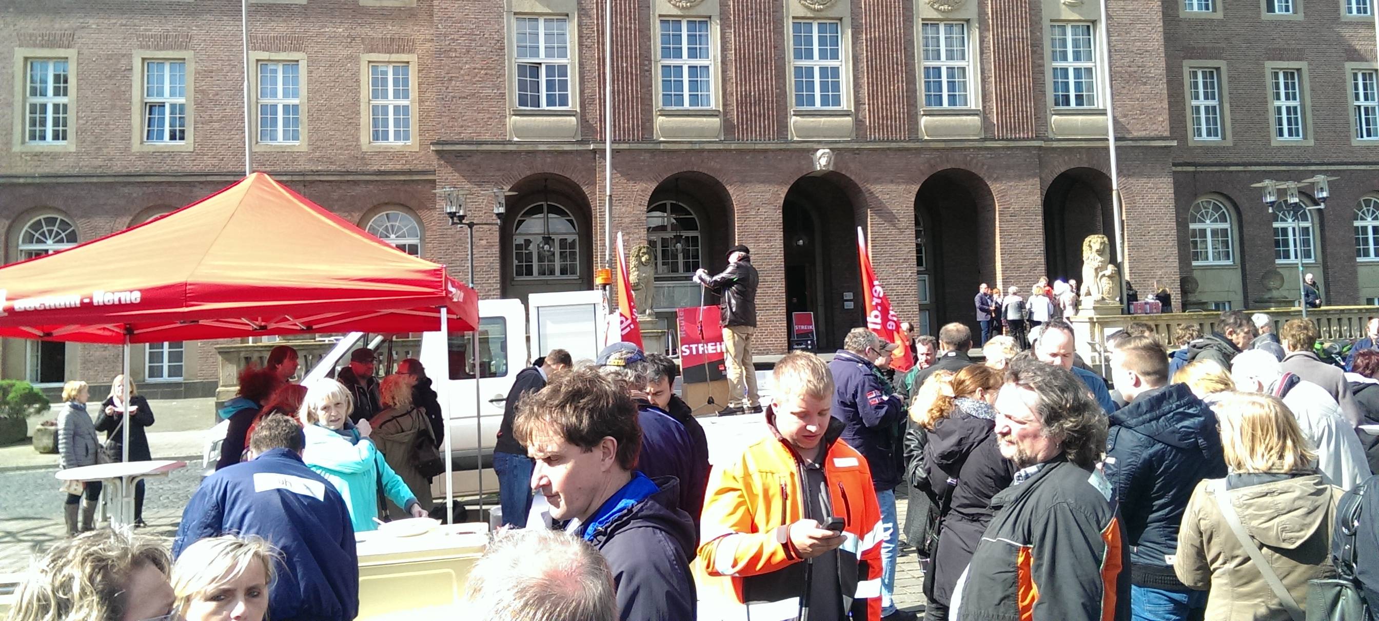 Verdi-Warnstreik vor dem Herner Rathaus am 6. April 2016