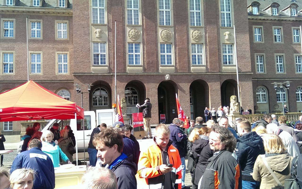 Verdi-Warnstreik vor dem Herner Rathaus am 6. April 2016