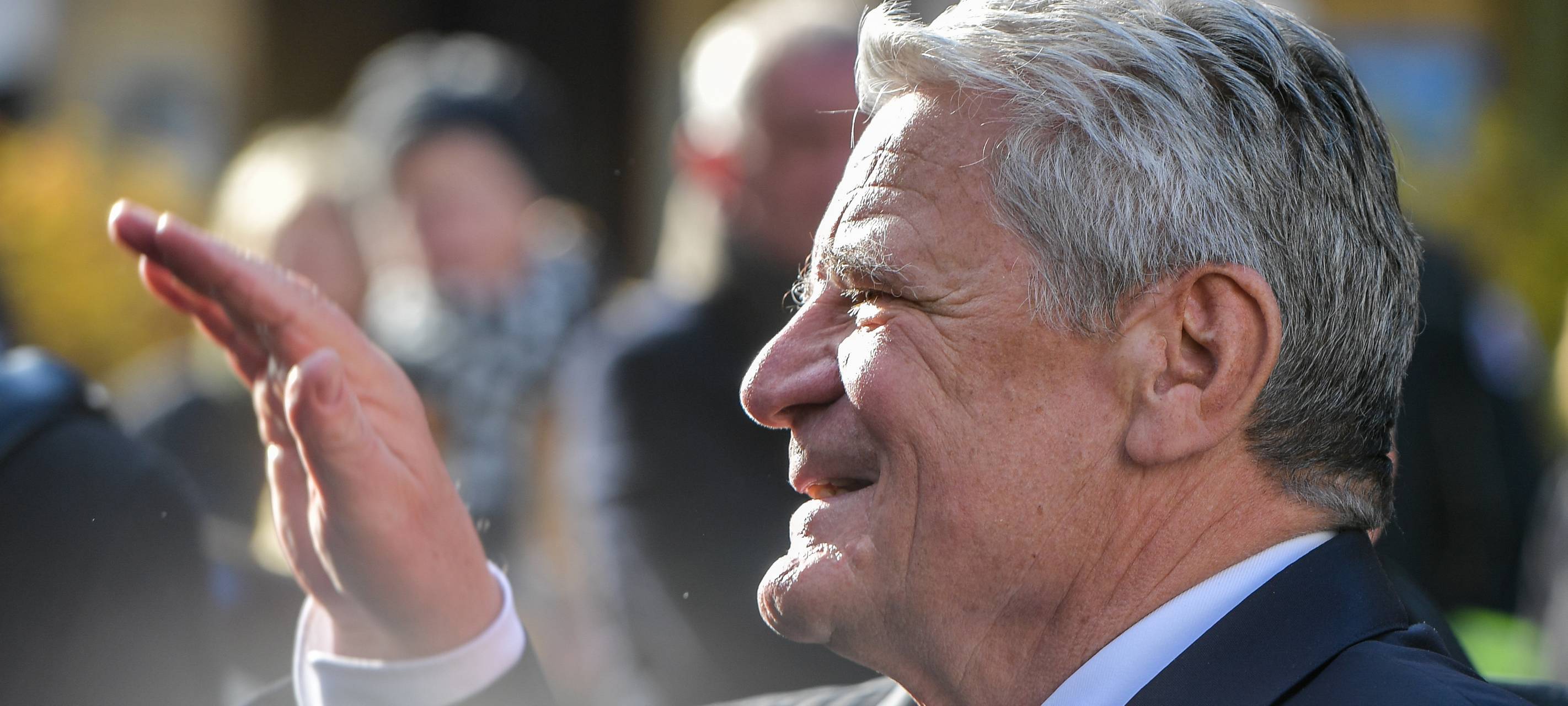 Bundespräsident Joachim Gauck verabschiedet sich am 09.11.2016 von den Zuschauern und Gästen nach einer Gedenkveranstaltung für die Opfer der Pogromnacht 1938 an der neuen Synagoge in Cottbus (Brandenburg). Foto: Patrick Pleul/dpa-Zentralbild/dpa +++(c) dpa - Bildfunk+++