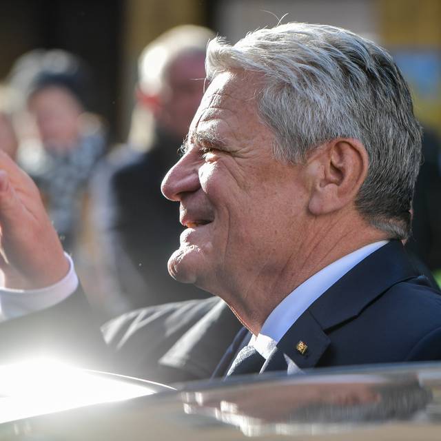 Bundespräsident Joachim Gauck verabschiedet sich am 09.11.2016 von den Zuschauern und Gästen nach einer Gedenkveranstaltung für die Opfer der Pogromnacht 1938 an der neuen Synagoge in Cottbus (Brandenburg). Foto: Patrick Pleul/dpa-Zentralbild/dpa +++(c) dpa - Bildfunk+++