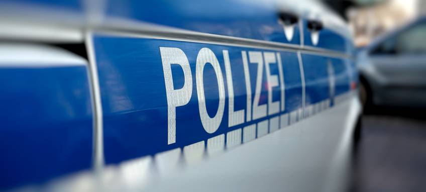 Polizei sucht Mann mit drei kleinen Hunden