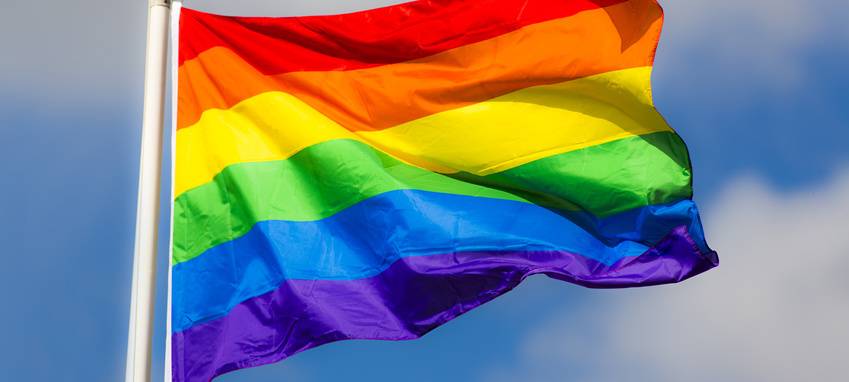 Regenbogenfahne am Rathaus gehisst