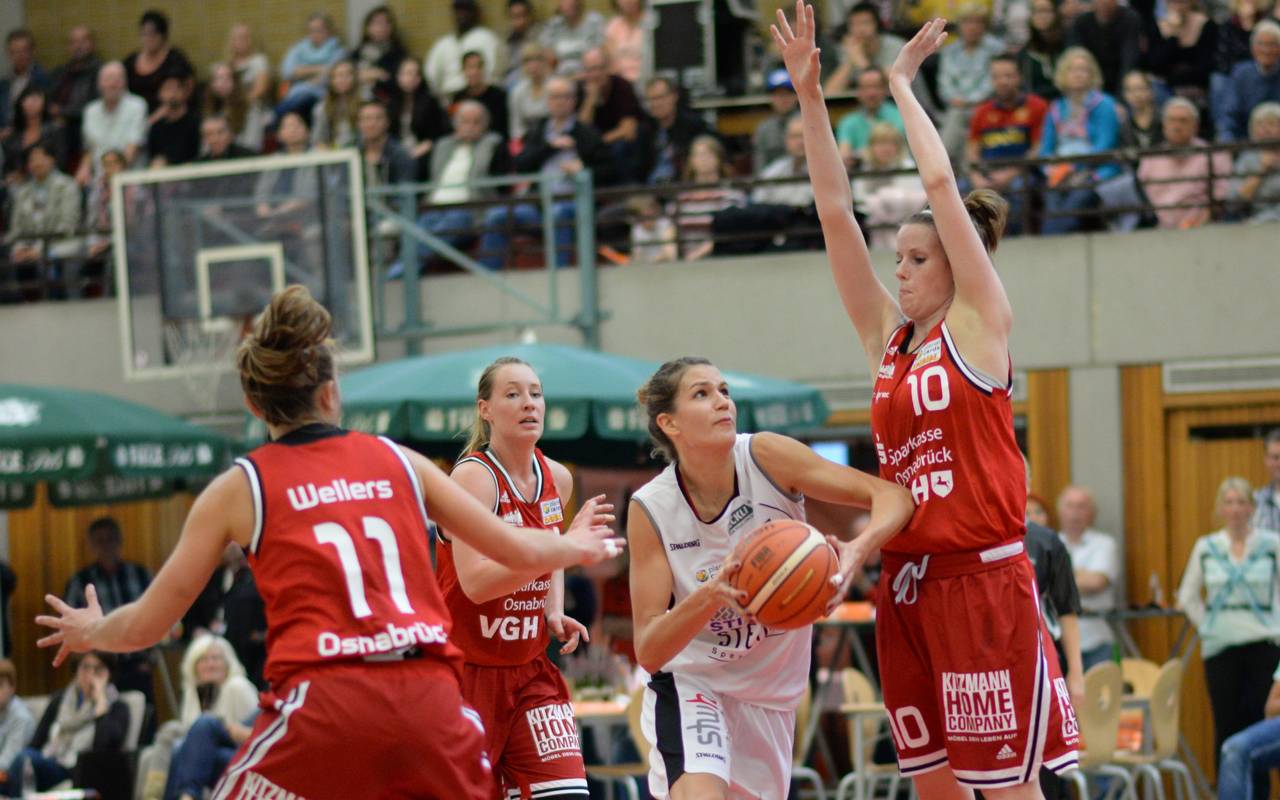 Spielszene zwischen den Basketball-Bundesliga-Damen des Herner TC und den GiroLive Panthers Osnabrück
