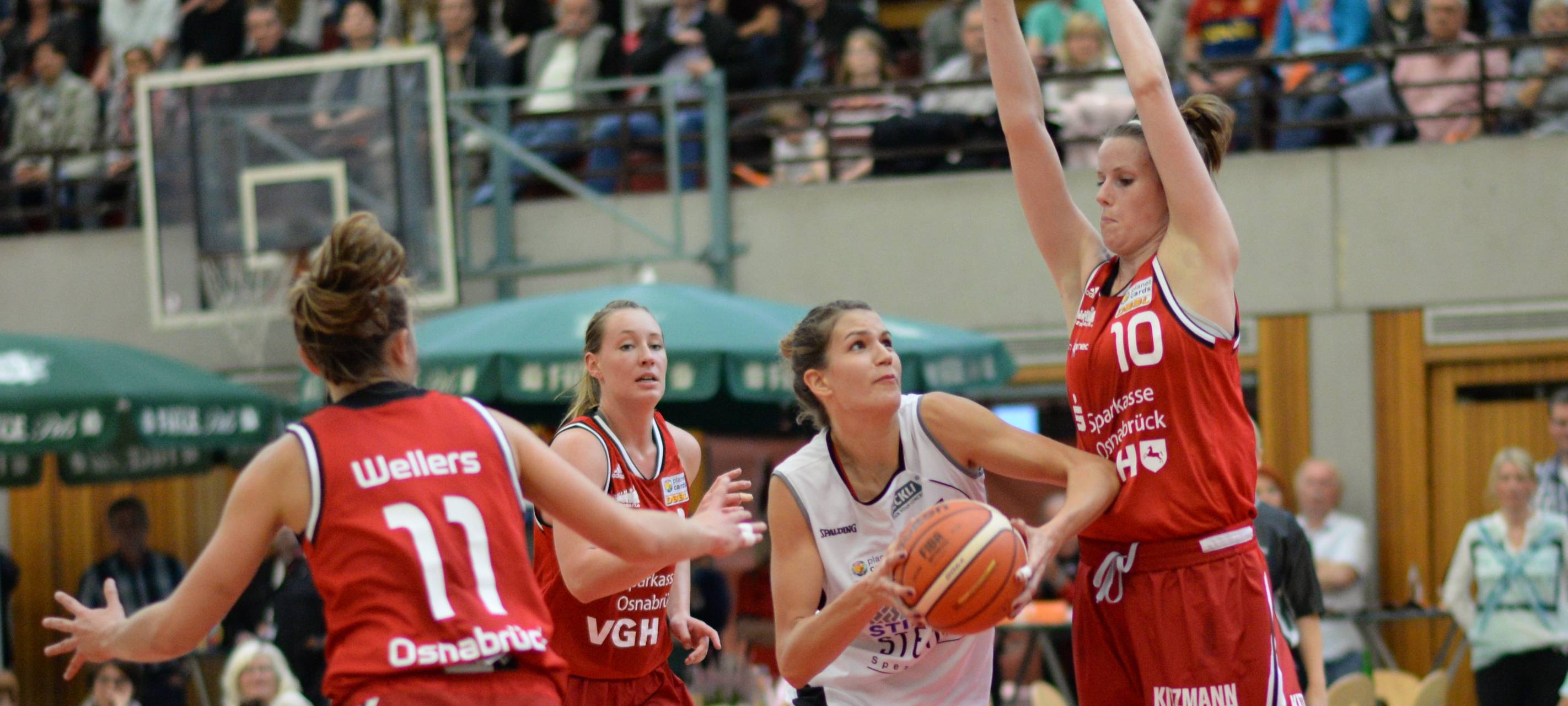 Spielszene zwischen den Basketball-Bundesliga-Damen des Herner TC und den GiroLive Panthers Osnabrück