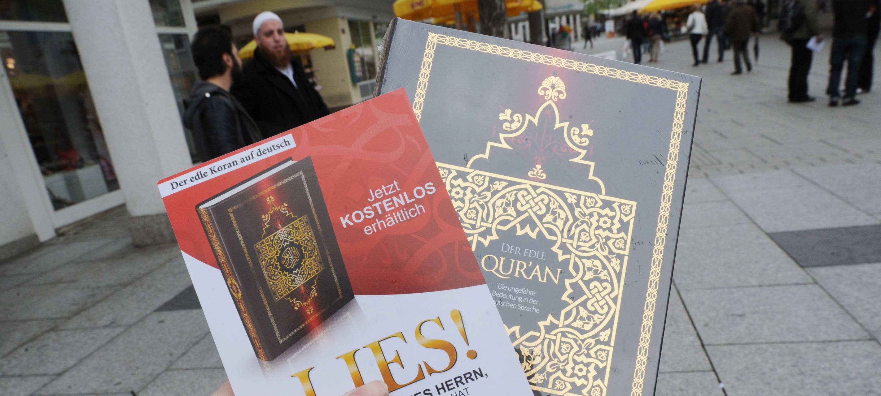 ARCHIV�- ILLUSTRATION - Ein von Salafisten verteilter Koran wird am 14.04.2012 in G�ppingen (Baden-W�rttemberg) in der�Hand gehalten. Mit einer Gro�razzia in zehn Bundesl�ndern ist die Polizei am fr�hen Dienstagmorgen gegen mutma�liche Unterst�tzer der islamistischen Terrormiliz Islamischer Staat (IS) vorgegangen. Es geht um die umstrittenen Koran-Verteilaktionen �Lies!�. Foto: Franziska Kraufmann/dpa (zu dpa "�Die wahre Religion� und �Lies!� - Ein islamistisches Netzwerk" am 15.11.2016) +++(c) dpa - Bildfunk+++