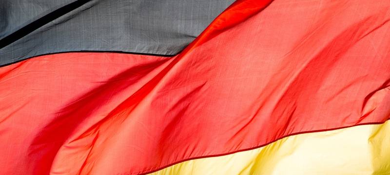 Fahnen vor öffentlichen Gebäuden