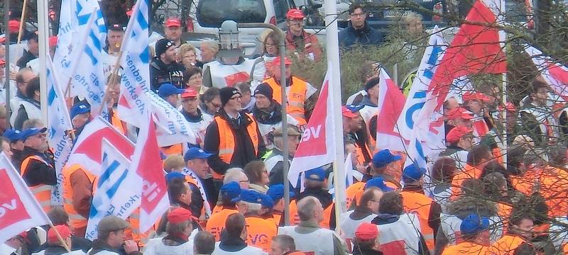 Streikkundgebung vor dem Kreishaus