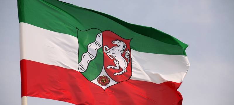 Flaggen Sonntag auf Vollmast