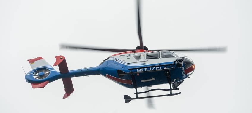 Polizei-Hubschrauber über A42