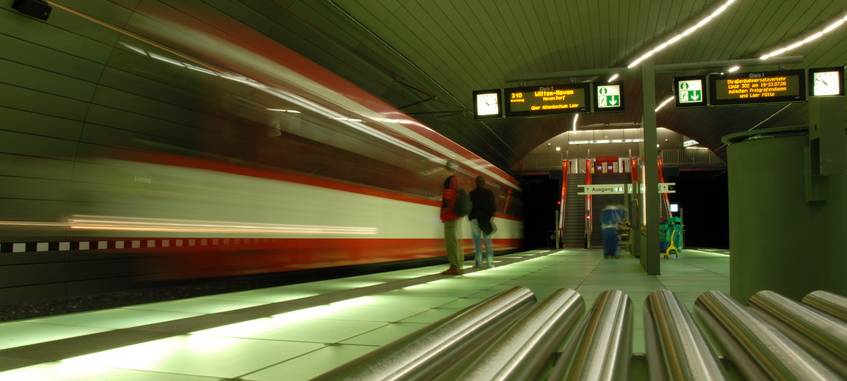 An dieser U-Bahn-Station fährt gerade eine Bahn an (Symbolbild).