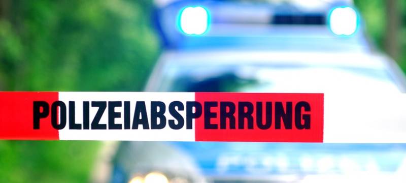 Linienbus kommt von Fahrbahn ab