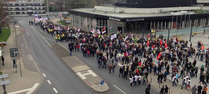 Die Streikenden ziehen vom Kulturzentrum in Richtung Bahnhof.