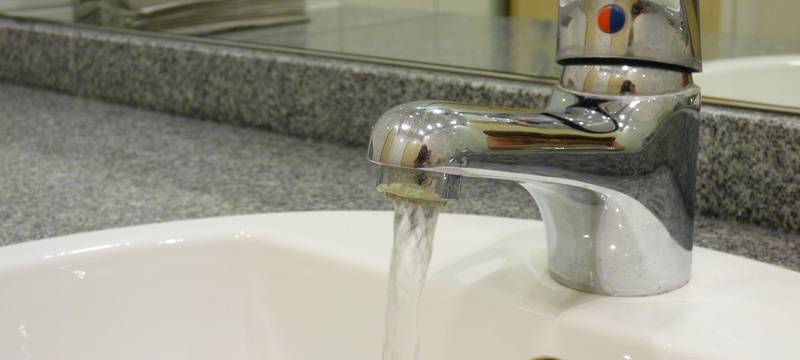 laufender Wasserhahn