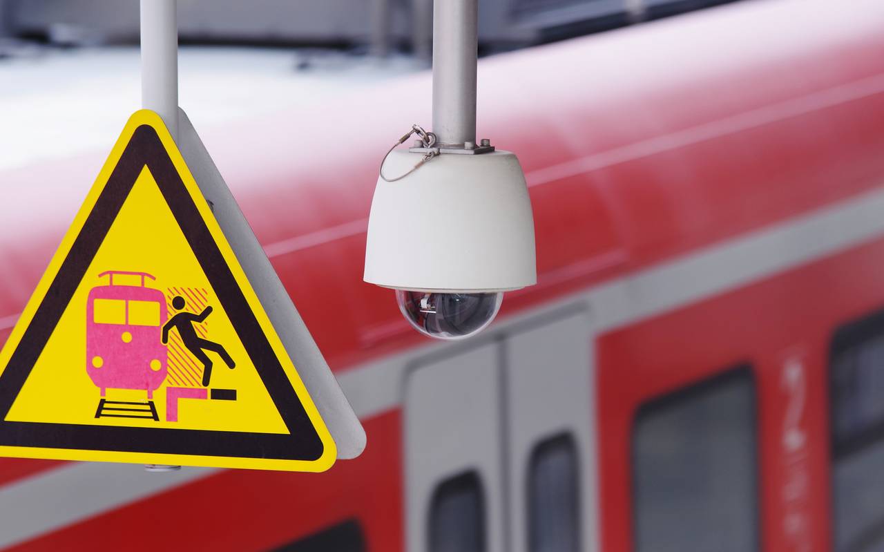 Eine Überwachungskamera an einem Bahnhof (Symbolbild). 
Bei Verwendung in Social Media muss die Bildquelle am Bild genannt werden; bei Verwendung als Nachrichtenbild spielt das System diese automatisch mit aus.