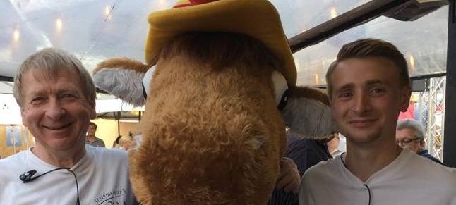 Vater und Sohn: Bernd und Oscar Steinmeister mit Kirmesmaskottchen Fritz.