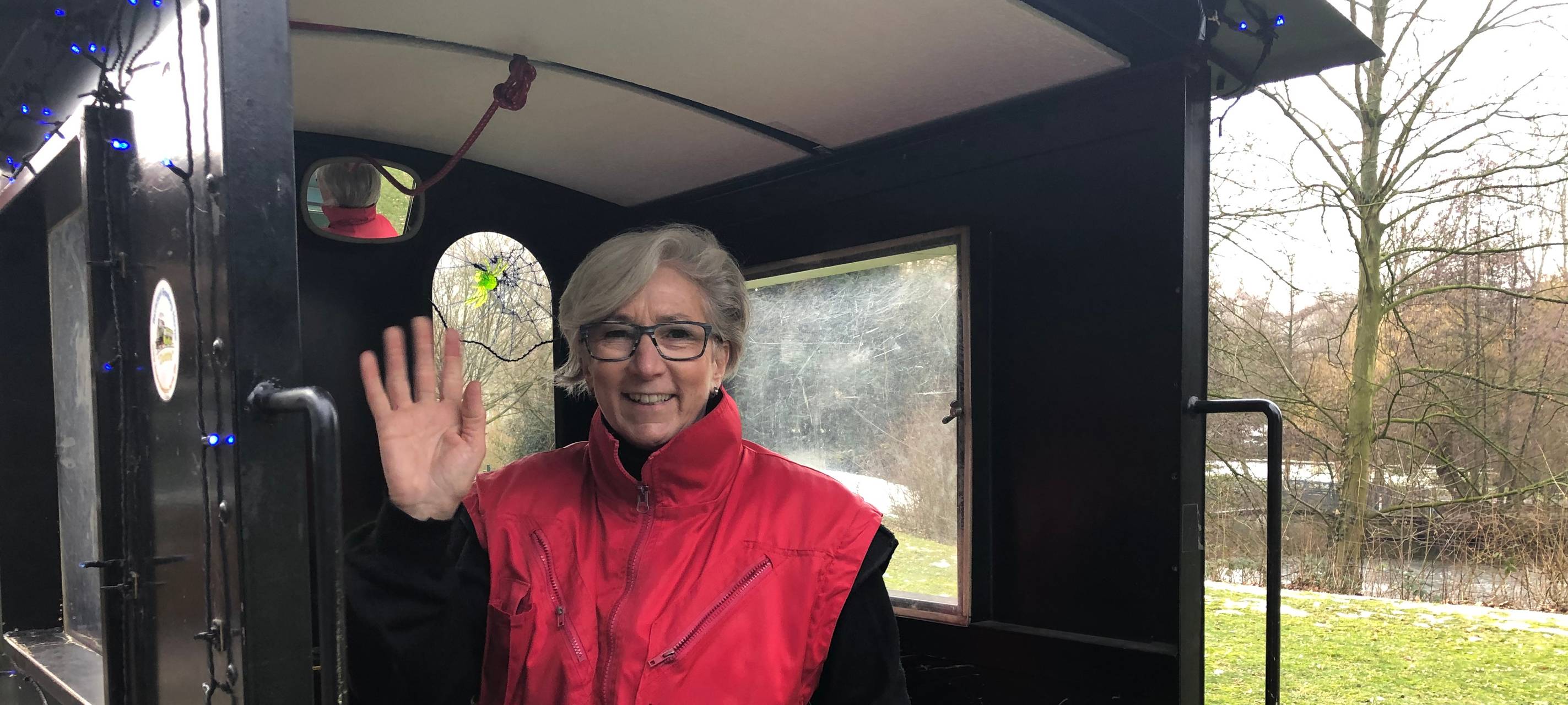 Christel Tomczak fährt die Kindereisenbahn Jolante durch den Märchenwald im Gysenbergpark.