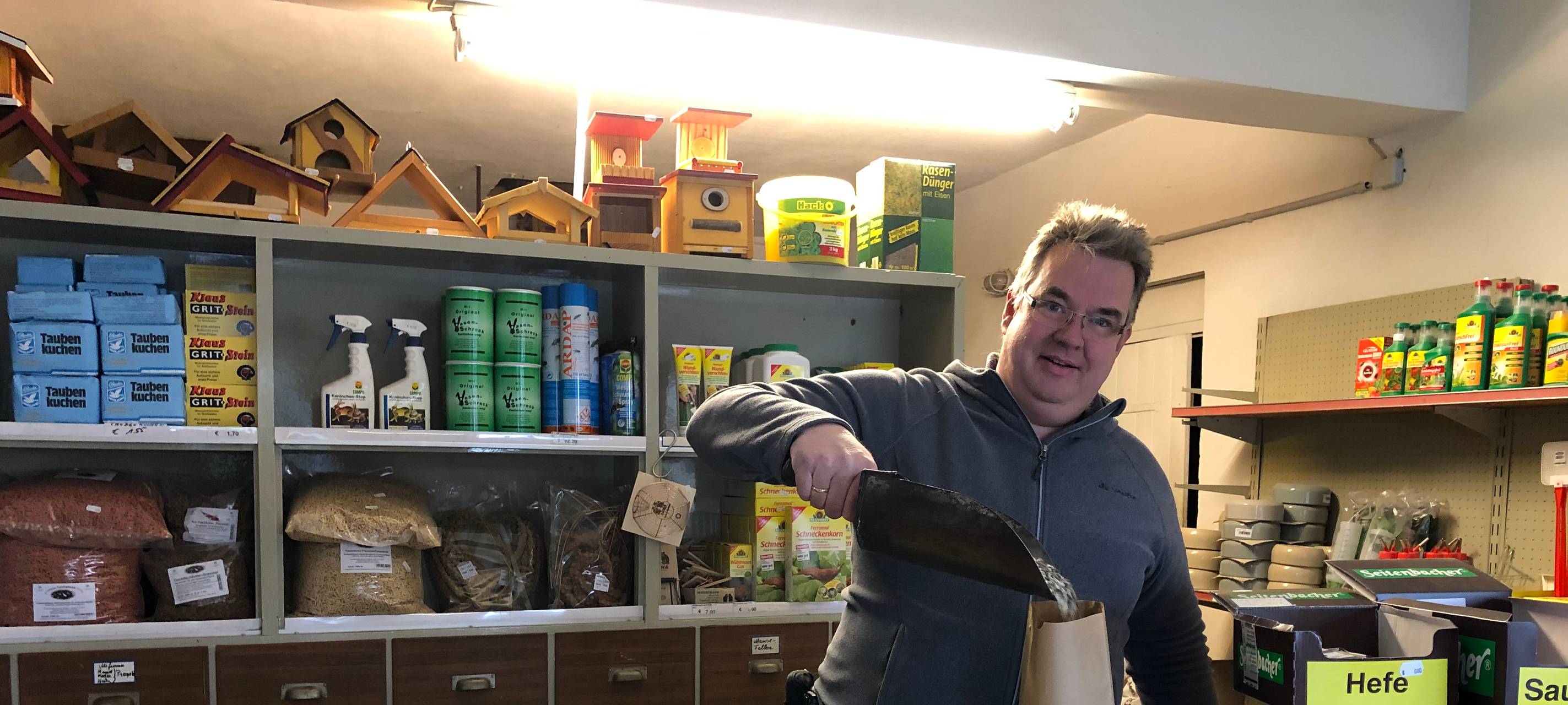 Klaus Schmitz wiegt im Verkaufsraum seiner Mühle Mehl ab.