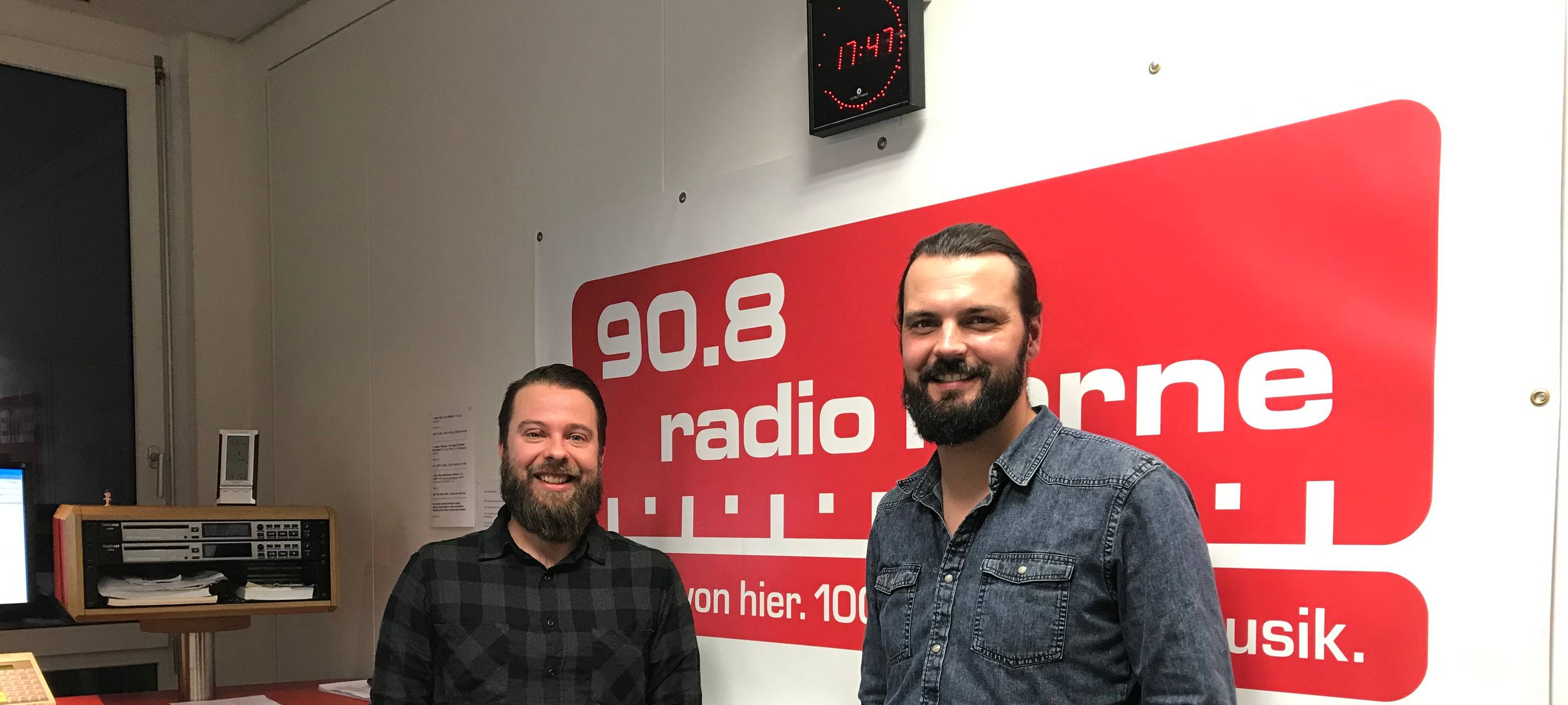 Zwei Jungs von Layment im Radio Herne Studio.