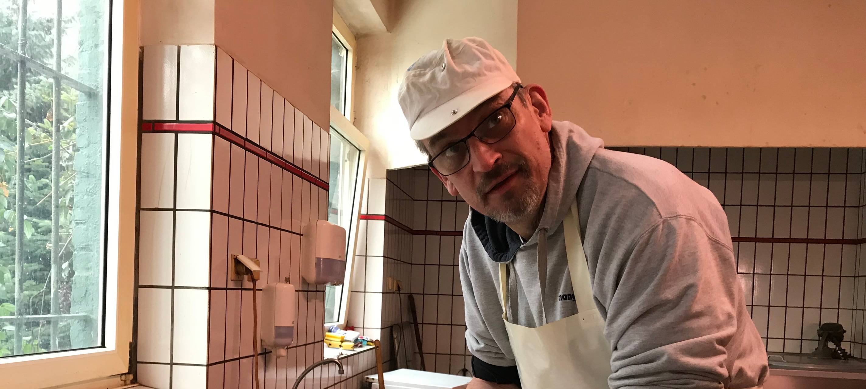 Metzgermeister Rainer Weber bei der Arbeit.