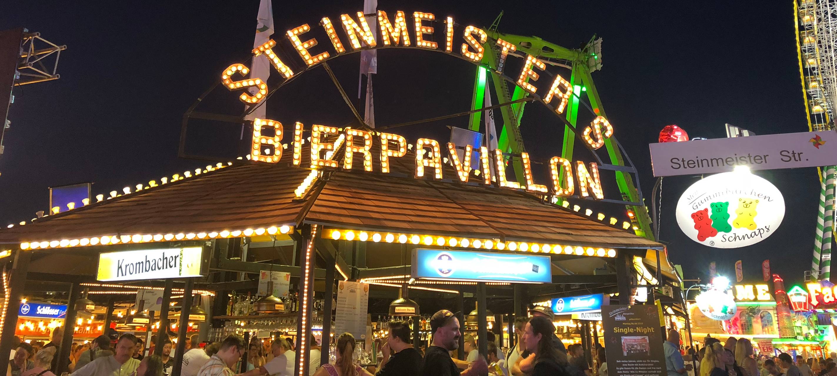Steinmeisters Biergarten auf der Cranger Kirmes bei Nacht.