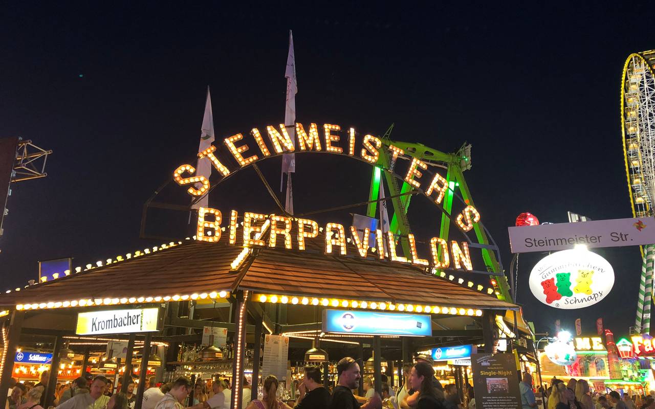 Steinmeisters Biergarten auf der Cranger Kirmes bei Nacht.