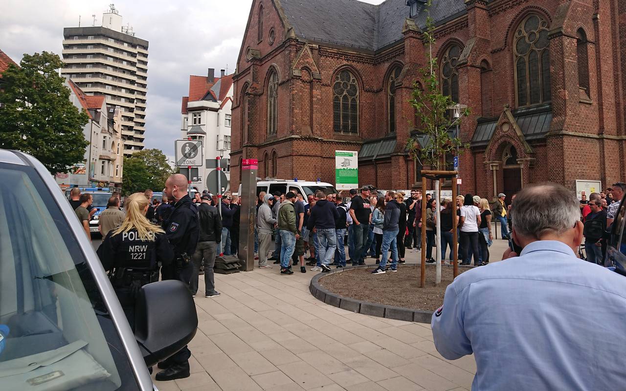 "Besorgte Bürger", darunter bekannte Gesichter der rechten Szene aus Dortmund, hatten sich vor der Kreuzkirche zu einem "Spaziergang" getroffen. Die Polizei löste die Versammlung auf.