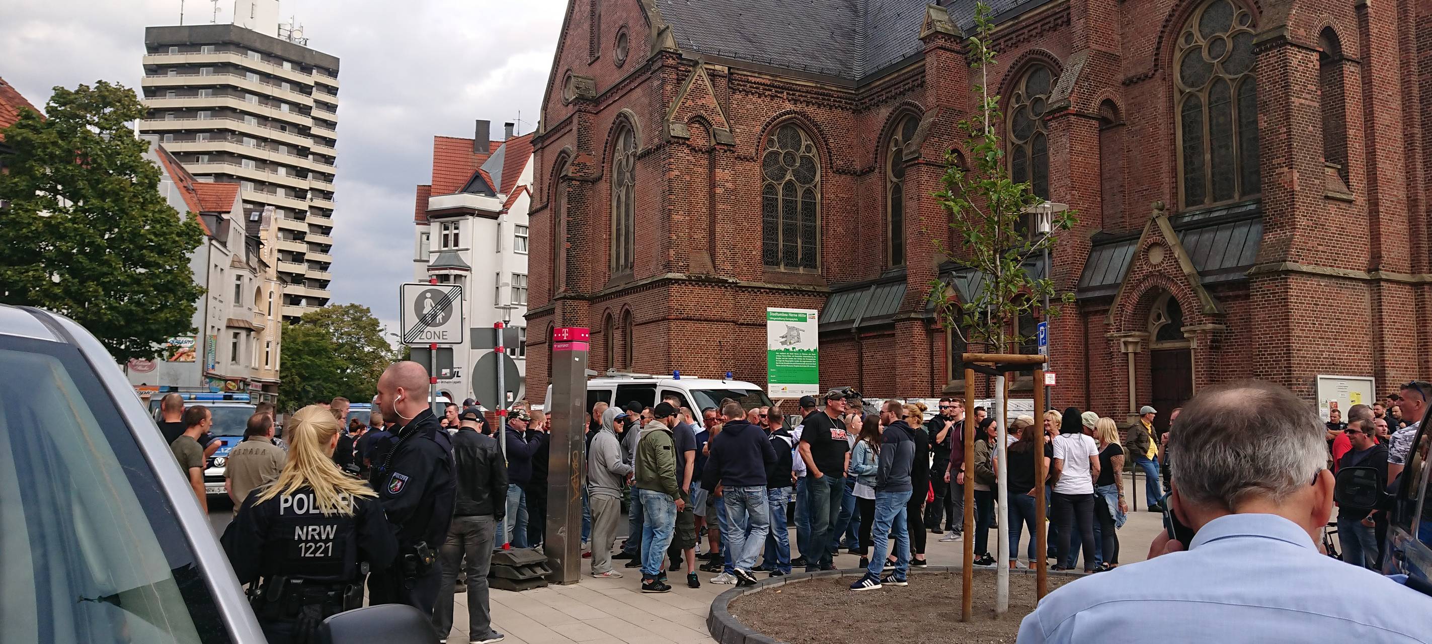 "Besorgte Bürger", darunter bekannte Gesichter der rechten Szene aus Dortmund, hatten sich vor der Kreuzkirche zu einem "Spaziergang" getroffen. Die Polizei löste die Versammlung auf.
