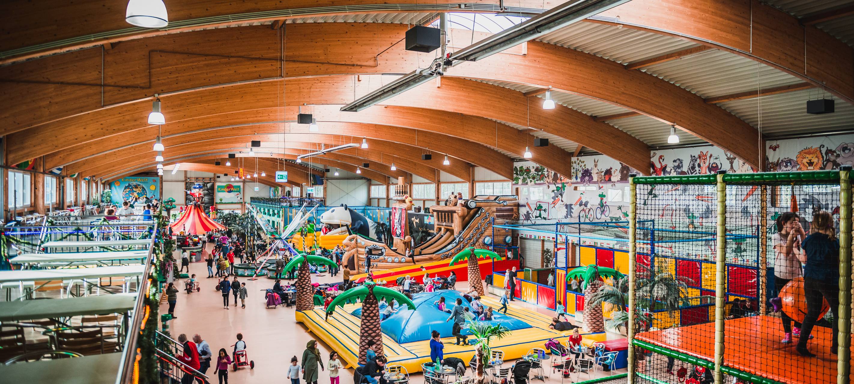 Die "KinderWelt" vor dem Brand: Oben sieht man die Holzkonstruktion, die das Dach getragen hat und die unter anderem in Flammen stand. (Archivbild von 2017)