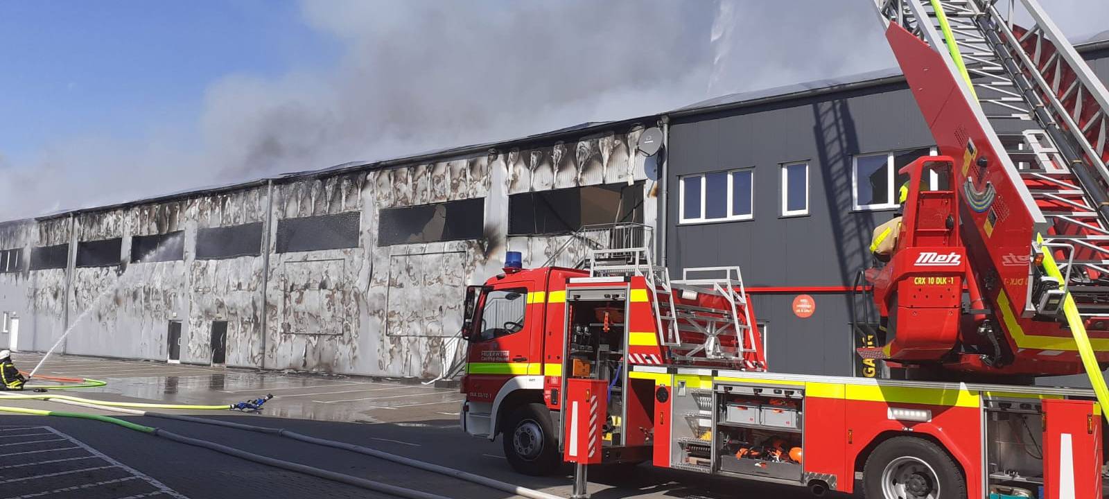 Der Indoorspielplatz "KinderWelt" in Recklinghausen steht in Flammen.