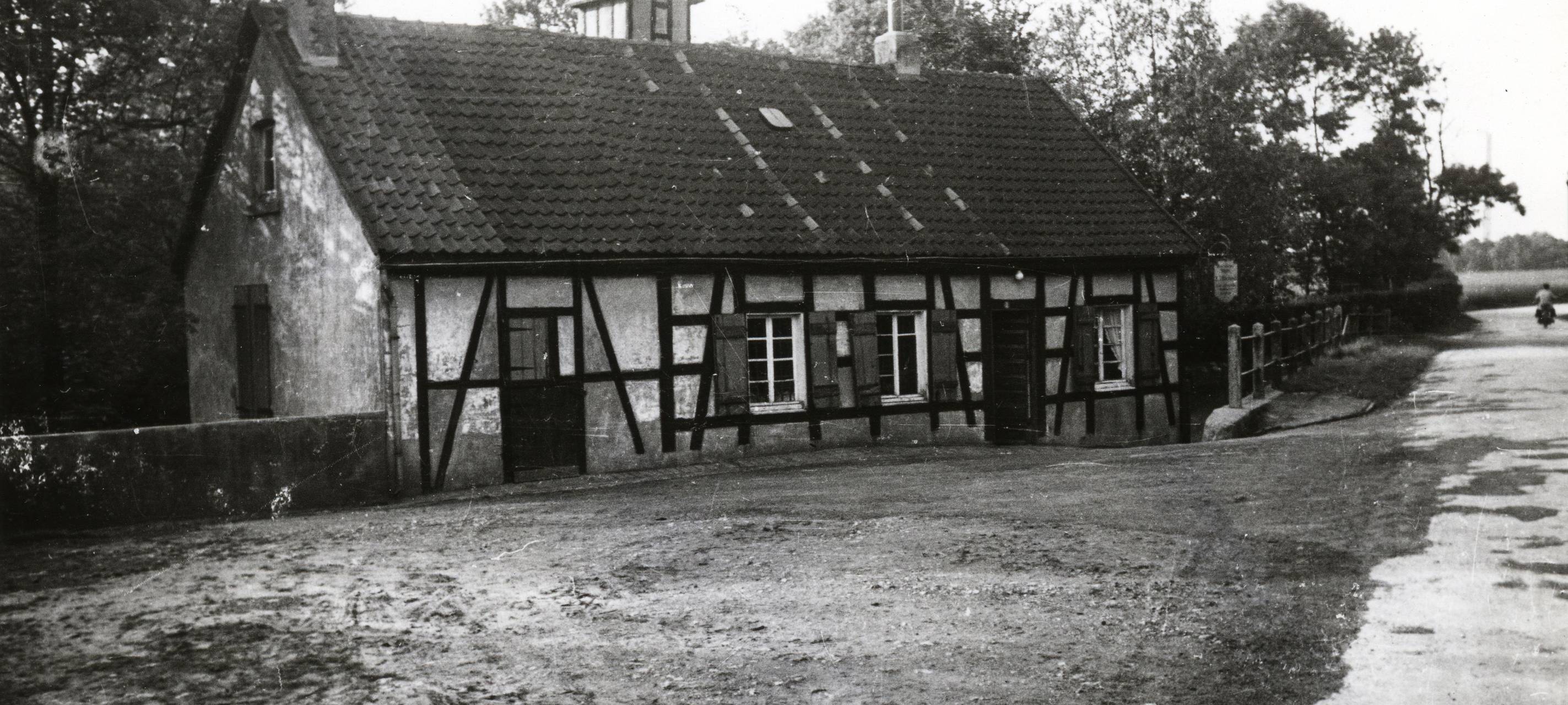 Die alte Wassermühle im Gysenberg, vor dem Feuer 1997. Bei dem Brand ist fast das gesamte Gebäude zerstört worden. Heute stehen nur noch Fragmente der Mühle und das Mahlwerk.
