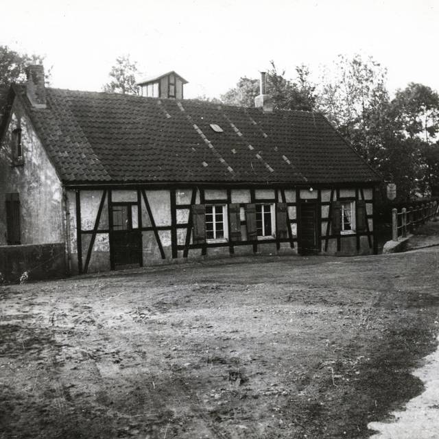 Die alte Wassermühle im Gysenberg, vor dem Feuer 1997. Bei dem Brand ist fast das gesamte Gebäude zerstört worden. Heute stehen nur noch Fragmente der Mühle und das Mahlwerk.