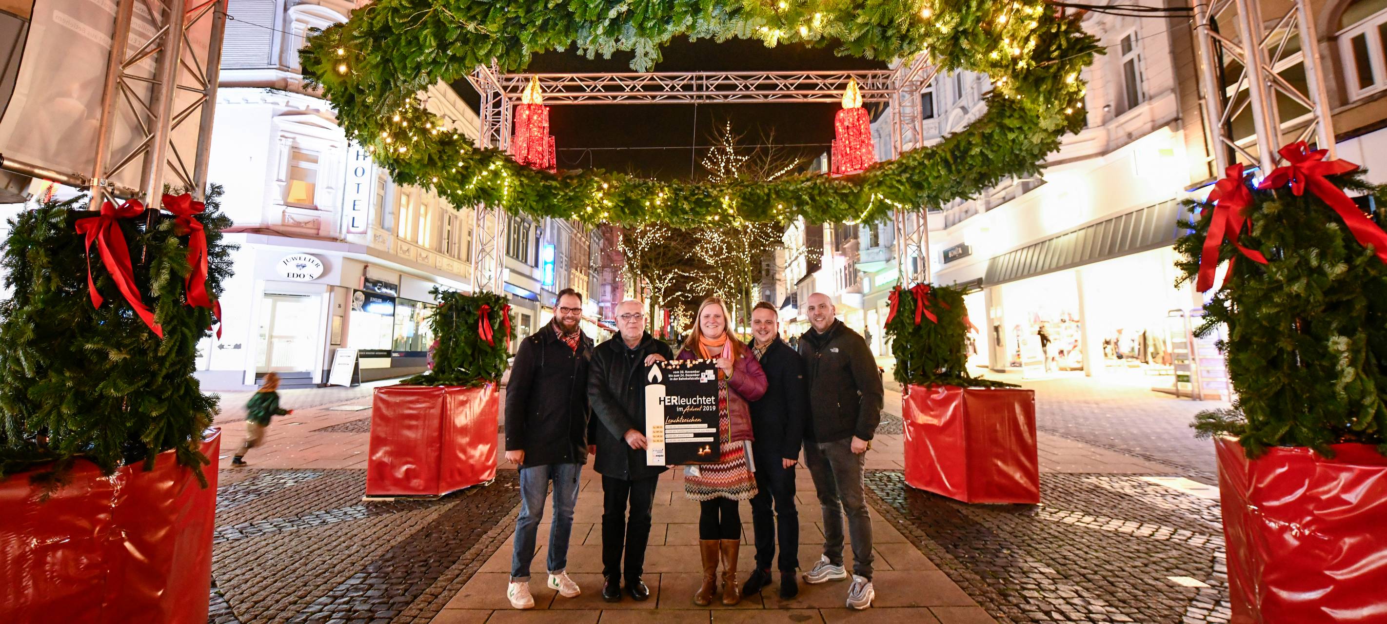 Größter frei hängender Adventskranz des Ruhrgebiets wird erleuchtet. "HER-leuchtet - ein Projekt im Advent!" In der Fußgängerzone in Herne - zwischen den Kirchtürmen der Kreuz- und Bonifatiuskirche - hängt seit Freitag 29. November ein großer Adventskranz (von 5 Metern Durchmesser) . Es ist ein gemeinsames Projekt der evangelischen und katholischen Kirche mit dem Thema "HER-leuchtet - ein Projekt im Advent!" V.l.: der evangelische Pfarrer Kornelius Heering, der katholiosche Pfarrer Georg Birwer, die evangelische Pfarrerin Melanie Jansen, Vikar Christian Schmidtke, der katholische Gemeindereferent Dominik Mutschler