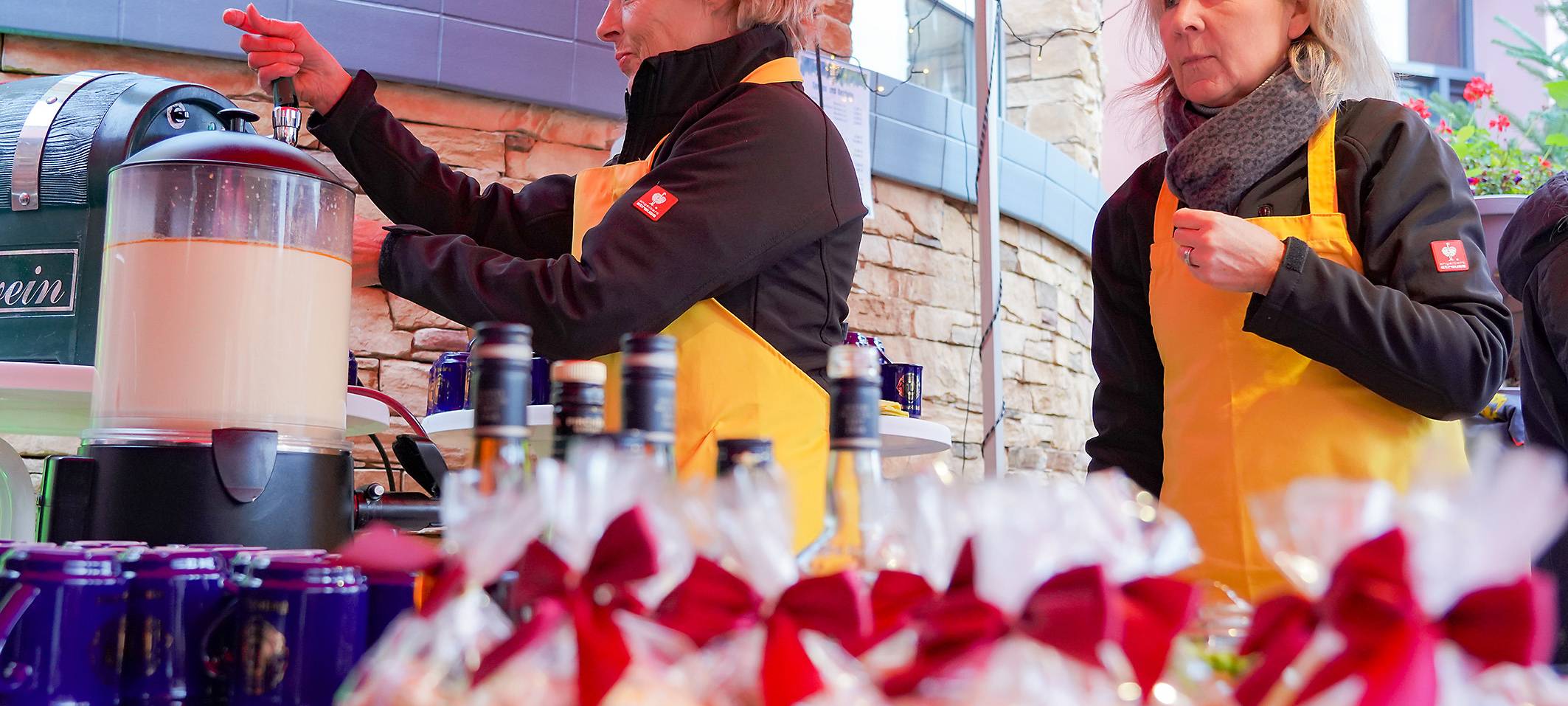Marianne Wick und Ute Winkelmann geben Punsch und Glühwein aus. Im Biergarten der Gaststätte Meistertrunk fand am 01.12.2019 das 2. Eickeler Weihnachtsdorf des Lions-Clubs statt.