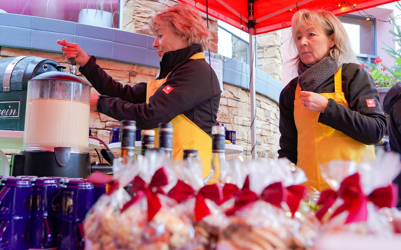 Marianne Wick und Ute Winkelmann geben Punsch und Glühwein aus. Im Biergarten der Gaststätte Meistertrunk fand am 01.12.2019 das 2. Eickeler Weihnachtsdorf des Lions-Clubs statt.