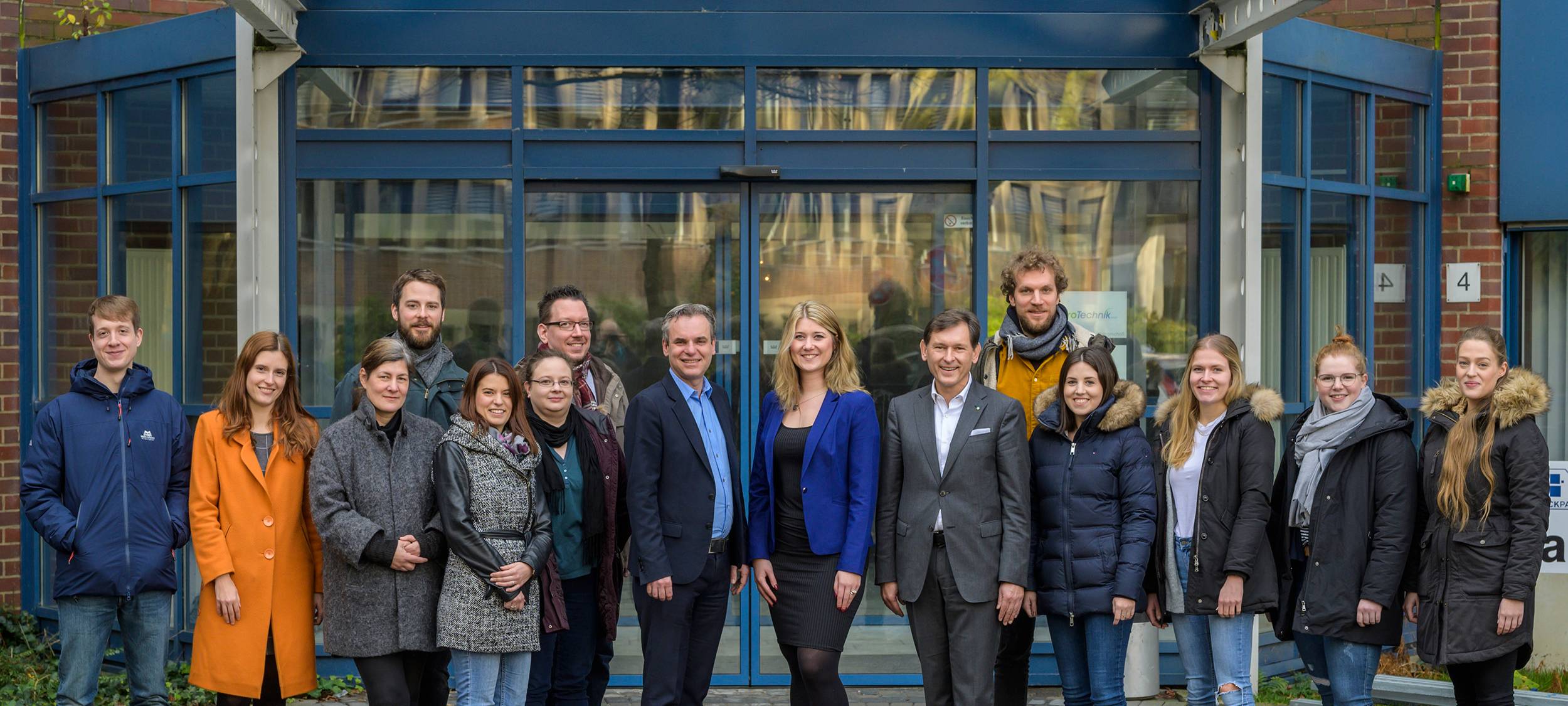 OB-Frank Dudda mit Volontären vor dem Journalistenzentrum