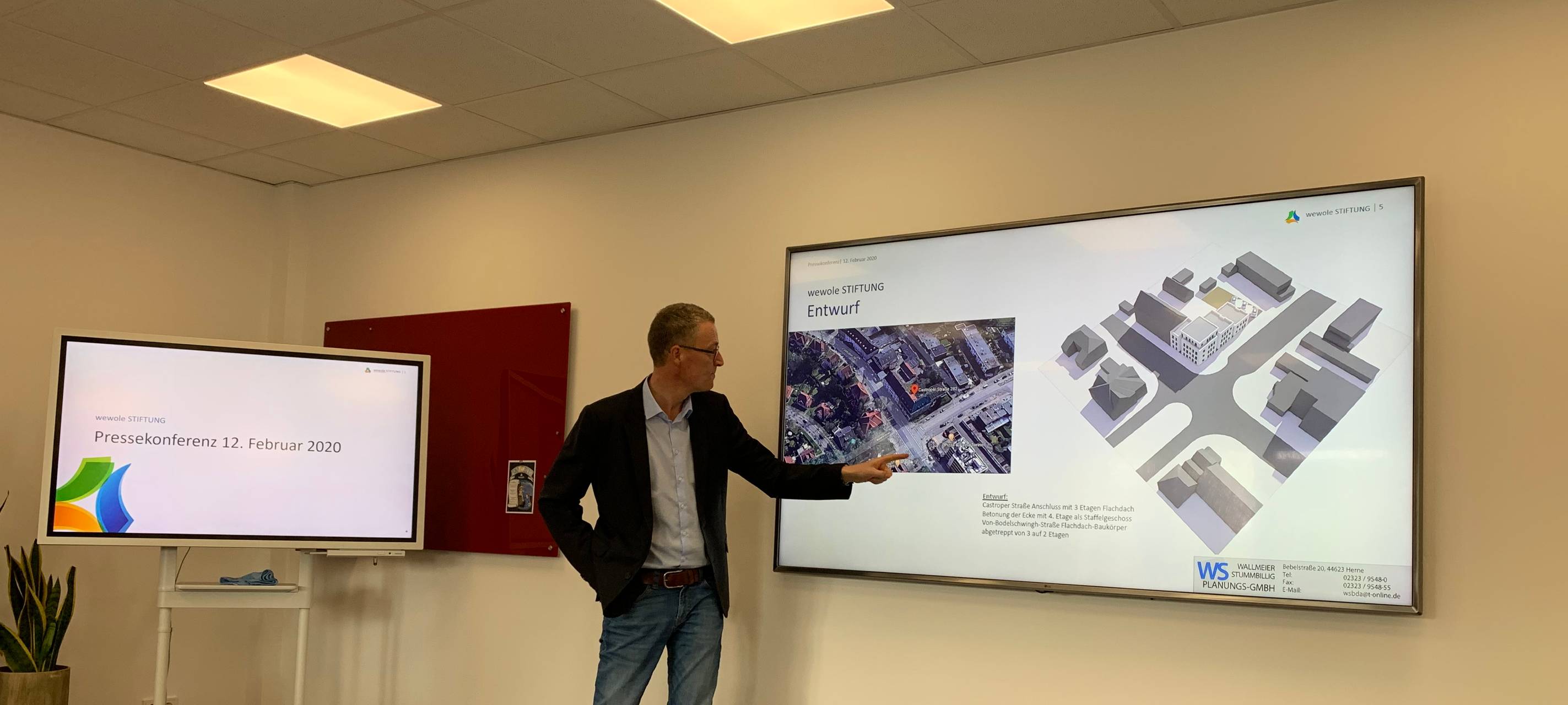 Der wewole-Vorstandsvorsitzende Rochus Wellenbrock präsentiert dsa Bauvorhaben