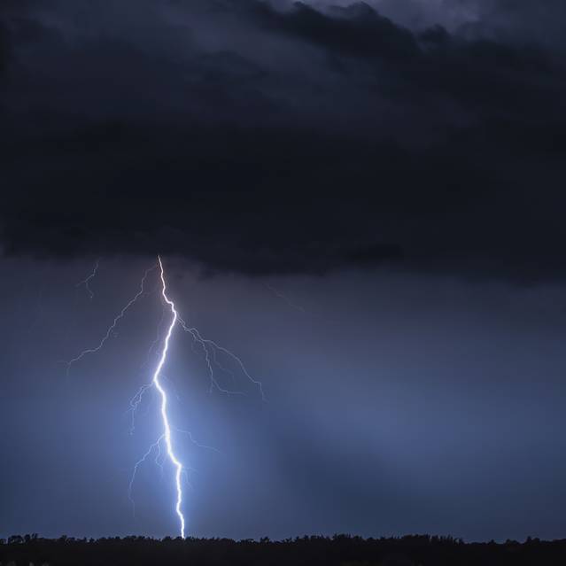 Blitze am Himmel bei Nacht (Symbolbild).