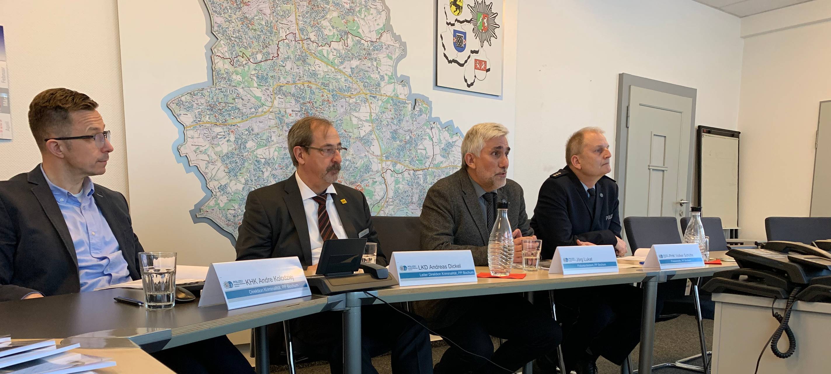 Bekanntgabe der Kriminalstatistik 2019 für Bochum, Herne, Witten im Polizeipräsidium Bochum. Im Bild: (v.l.n.r.) Kriminalhauptkommissar Andre Kolodziej, Kriminaldirektor Andreas Dickel, Polizeipräsident Jörg Lukat, Polizeipressesprecher Volker Schütte.
