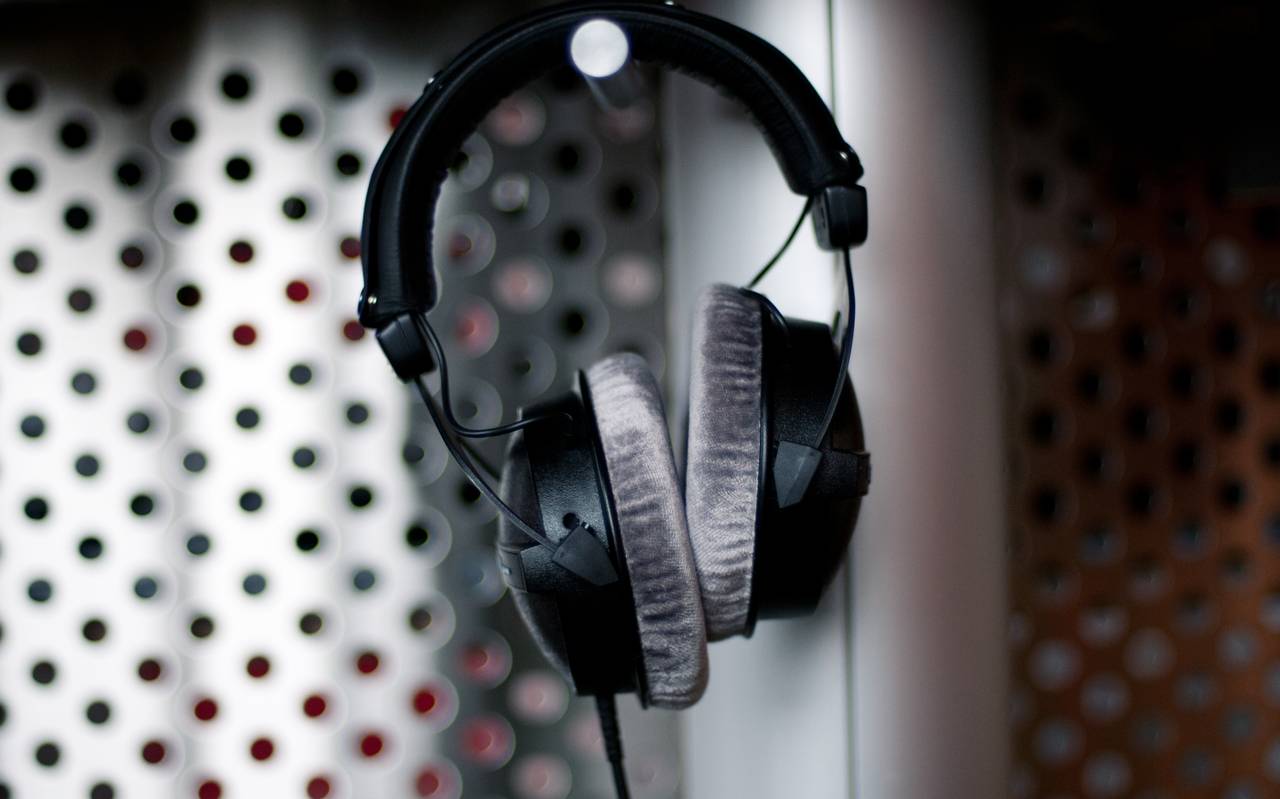 Kopfhörer hängt im Studio