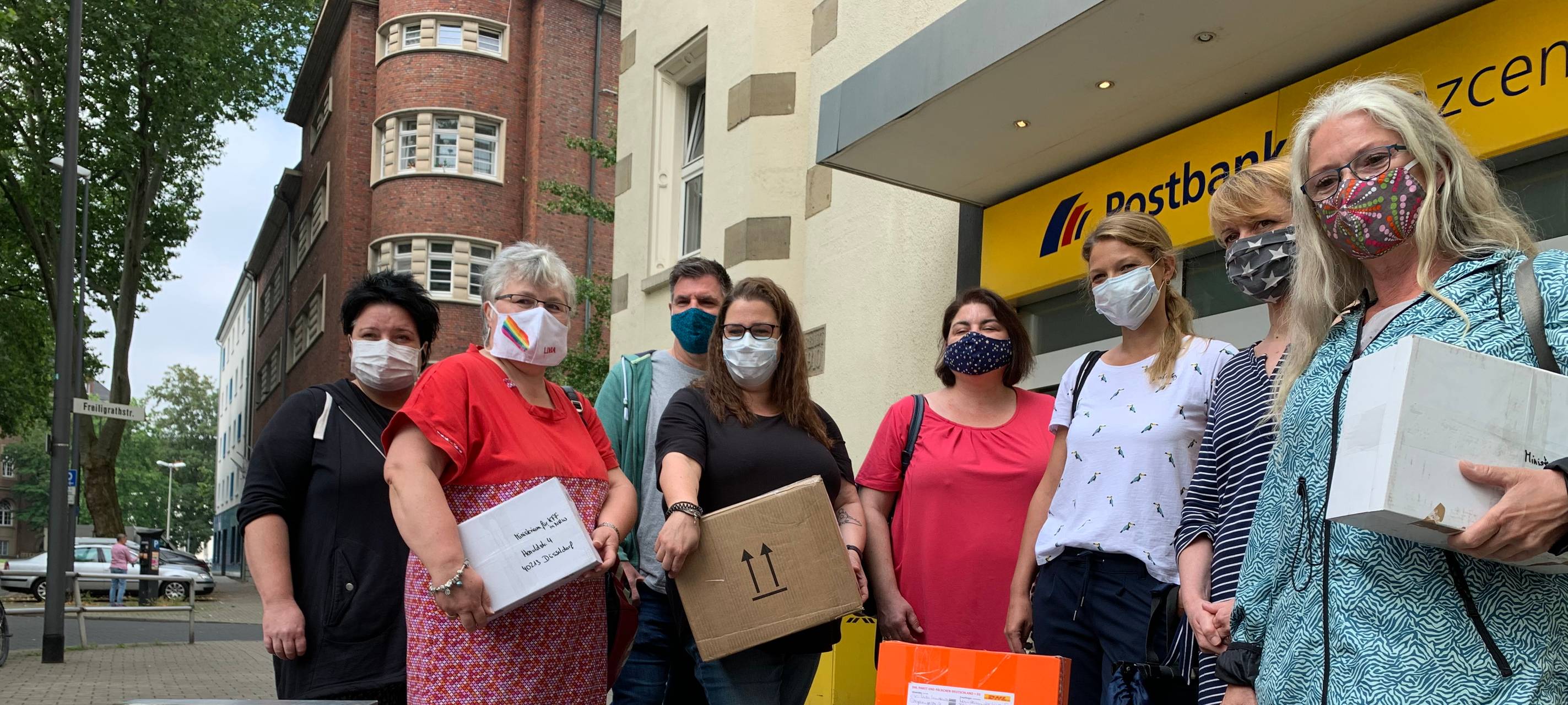 Leiterinnen und Leiter der evangelisches Kitas in Herne und Wanne-Eickel treffen sich mit Bastelsets für Schutzmasken vor der Post