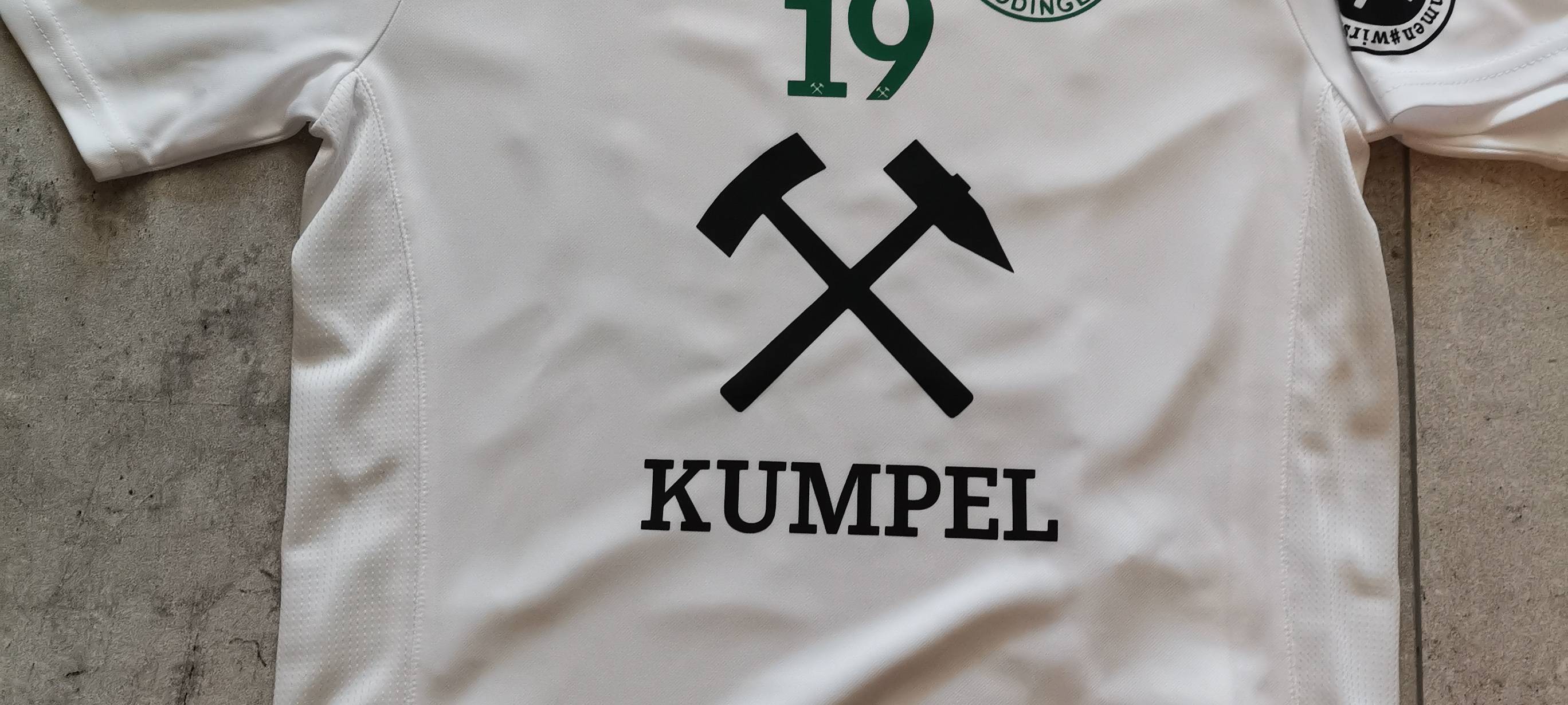 Im Trikot zu Arbeit