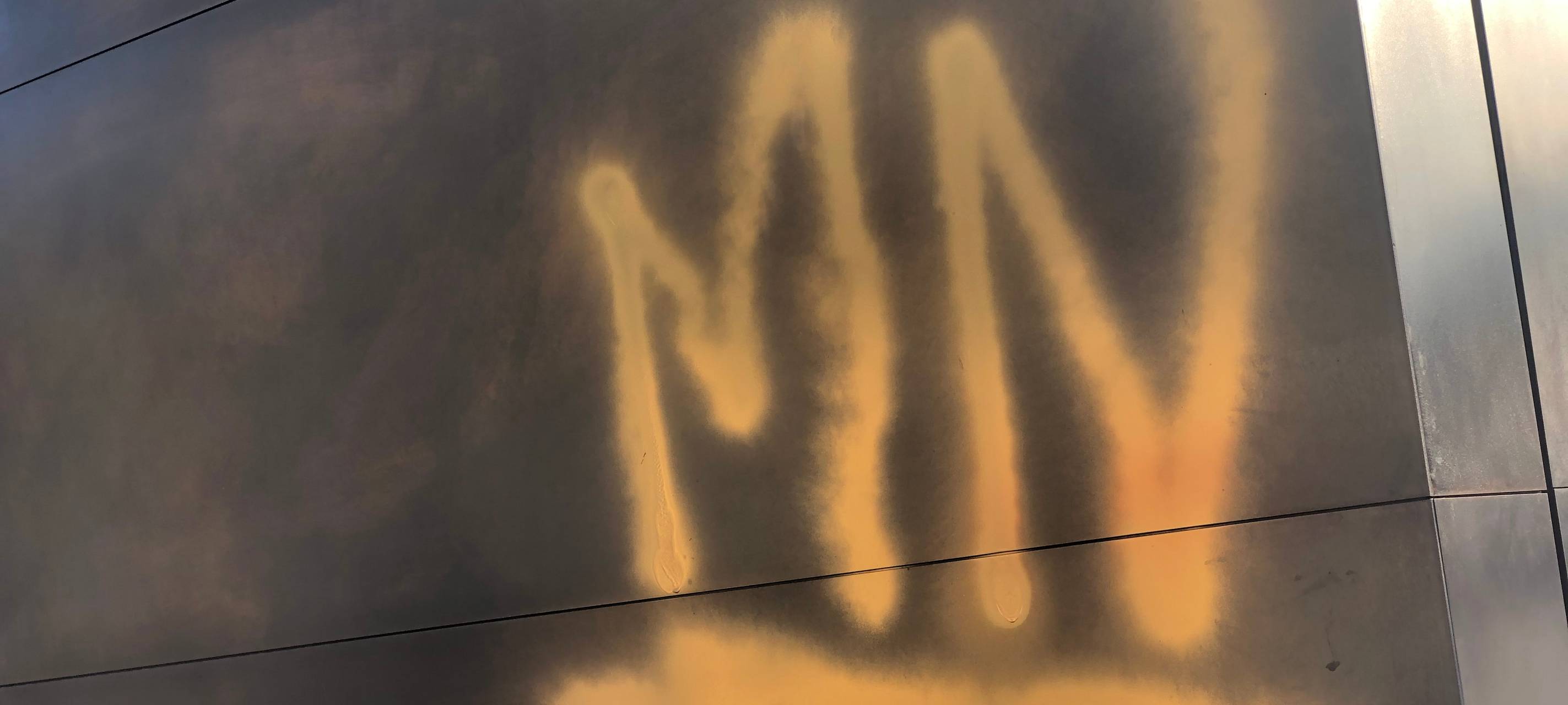 Schutzhülle des Shoah-Mahnmals beschmiert