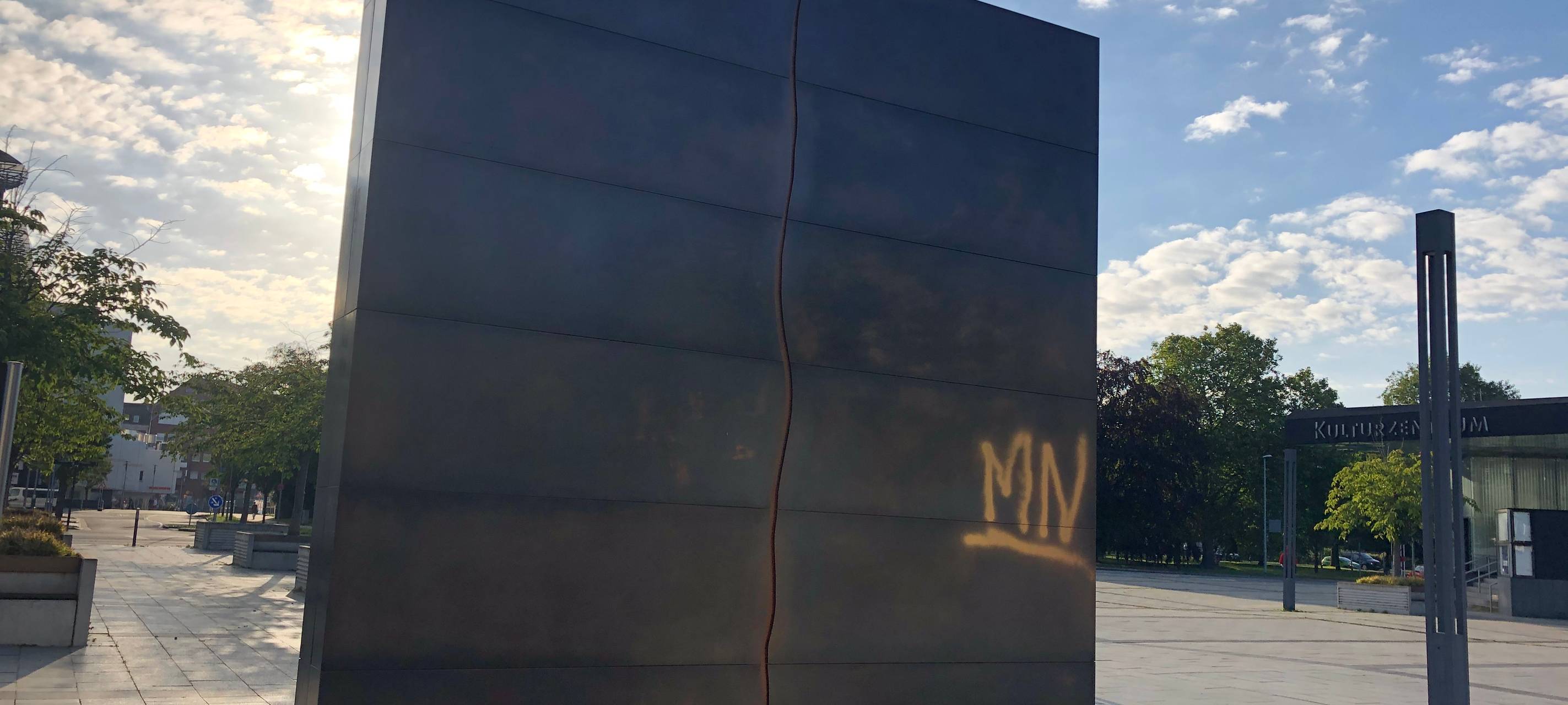 Schutzhülle des Shoah-Mahnmals beschmiert